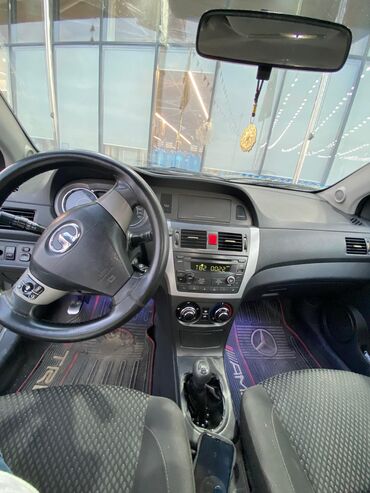 Digər avtomobillər: Boz rəngdə olan bu avtomobil rahat idarəetmə və funksionallıq təklif — 3