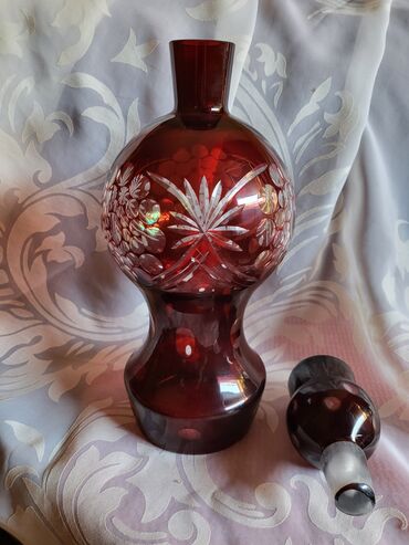 Čaše: Flasa kristal,rubin boje za zestoko pice. 60,70te. Flasa — 10
