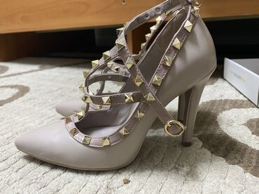 черные кожаные туфли: Туфли, 36, Valentino, Б/у, цвет - Бежевый, Самовывоз