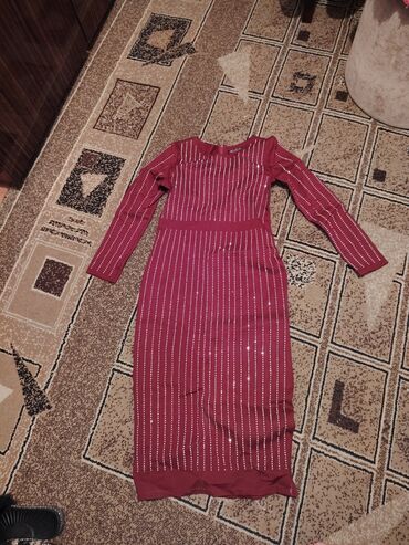 Köynək və bluzalar: Bordo rəngli uzun don. - Material: elastik, bədənə oturan