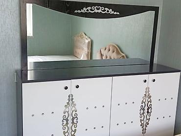 ayna qapi: Güzgülü komod/dressor - Dizayn: Qara-ağ rəng kombinində, üst hissədə — 1