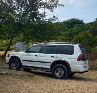 Ağ rəngli Mitsubishi Montero Sport yolsuzluq avtomobili geniş oturacaq