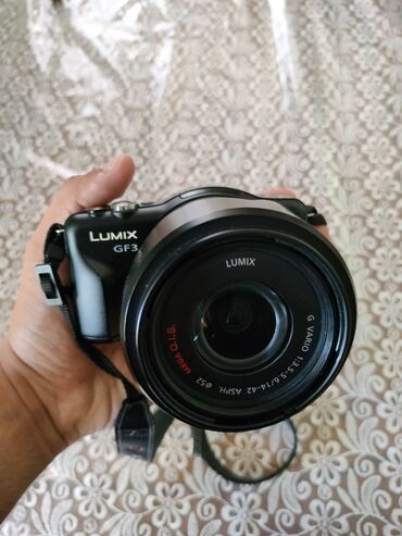 mini fotoaparat: Fotoaparat: Lumix GF3 Rahat fotoaparatdır. Üzərində 14-42mm lensi