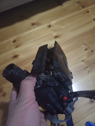 Videokameralar: MiniDV/Hi8 tipli kasetli videokamera Xüsusiyyətlər: - Kaset yuvası