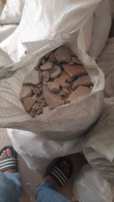 Digər tikinti materialları: Bele qırıntı daşlar var kimə ehtiyyacdirsa gotre bilər elli kisə olar