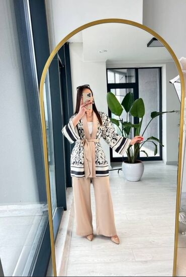 uzun jaketlər: Qadınlar üçün nəzərdə tutulmuş bu kimono tipli jaket, ağ və qara