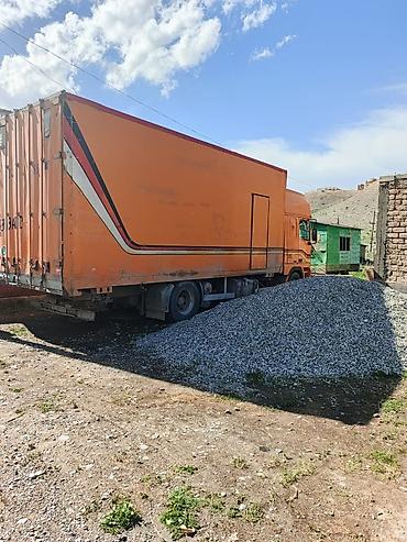 ДАФ95 рузовой автомобиль фургон, оранжевого цвета, длиннобазный, с