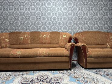диван и два кресла: Диван-кровать, цвет - Оранжевый, Б/у