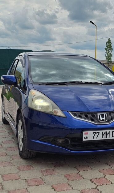 ауди силотка: Хэтчбек Honda Fit синего цвета. Компактный и экономичный автомобиль