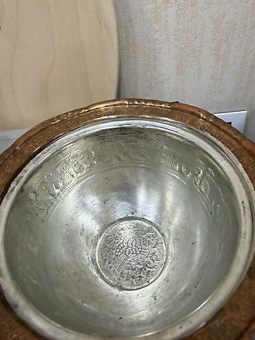mis qablar: Mis qapaqlı bulaq/sini qabı – əl işidir - Material: döymə mis, iç — 4