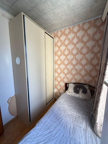 Uzunmüddətli kirayə mənzillər: Kirayə mənzil – işıqlı və səliqəli 2 otaq - Geniş zal: divan-künc — 10