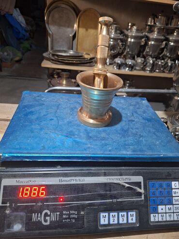 Digər qab-qacaq və mətbəx ləvazimatları: Dəstə daxilində müxtəlif ölçülü və formalı mis həvənglər və əzgilər — 10