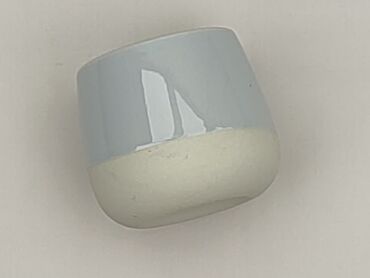 Niewielki, ceramiczny kubek o błyszczącym, jasnoniebieskim szkliwieniu