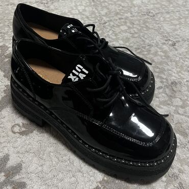 женские кожаные туфли лодочки: Qara laklı qadın ayaqqabısı – qalın altlıq və krujuşkalı dizayn -