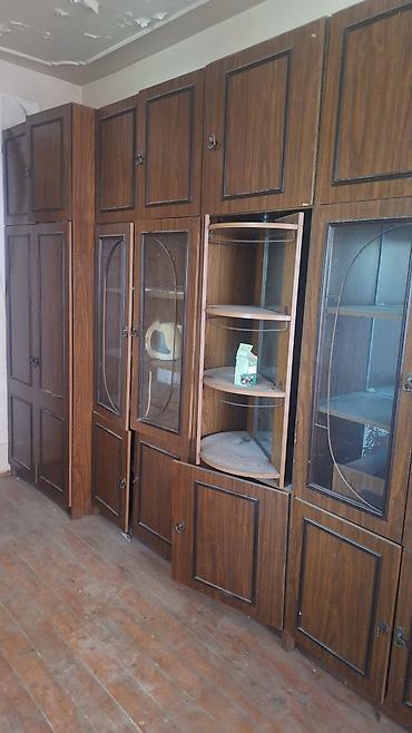 ağ qorka: Klassik iri divar dolabı (sektsiyalı). - Material: ağac üzərində tünd — 1