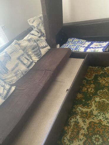 мебель угловой диван: Бурчтук диван, түсү - Күрөң, Колдонулган