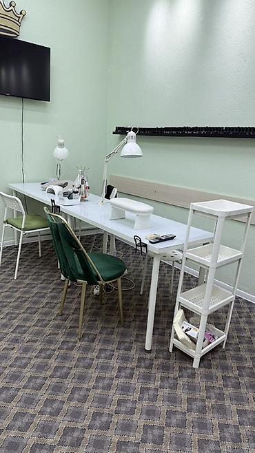 Маникюрный рабочий стол с комплектом лаков сдается : -Находится рядрм