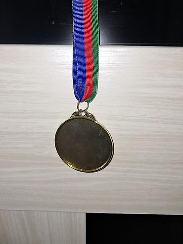 İdman və istirahət: Qızılı rəngdə “1st” yazılı medal - Material: Metallik gövdə, parlaq — 2