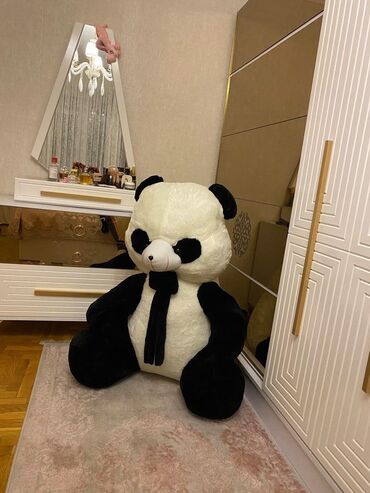Oyuncaqlar: Panda satilir.Boyuk olcudur.Evde yer olmadigi ucun satilir Qiymet 35