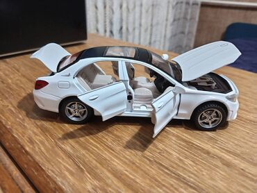 Igračke: Nov metalni model automobila Mercedes C-klasa. Pale mu se prednja i — 9