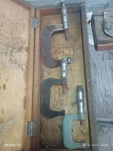 Набор механических микрометров в деревянном футляре. Состав: - 3