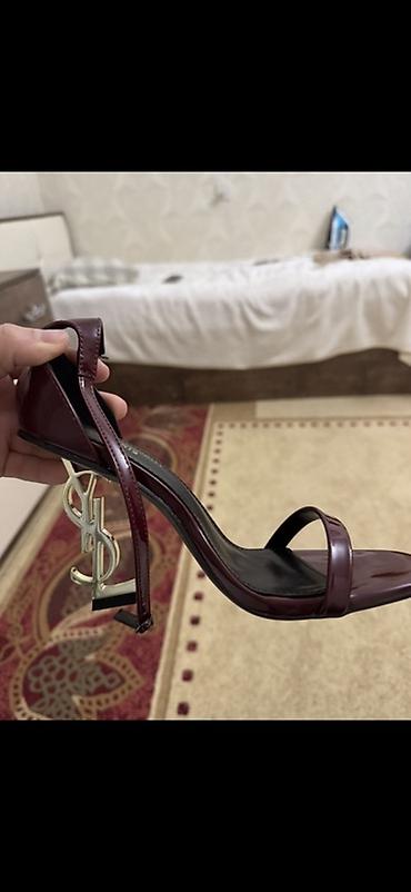 qizil sepler adlarla: YSL (Saint Laurent) Tribute-style qadın sandaleti Hədiyyə — 2