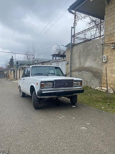 ucuz avto: VAZ 2107 sedan – klassik dizaynlı, ağ rəngdə. - Kuzov: 4 qapılı — 6