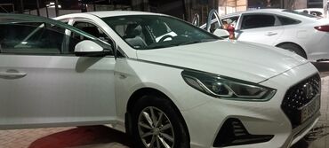 соната ключ: Белый седан Hyundai Sonata с современным дизайном кузова и характерной
