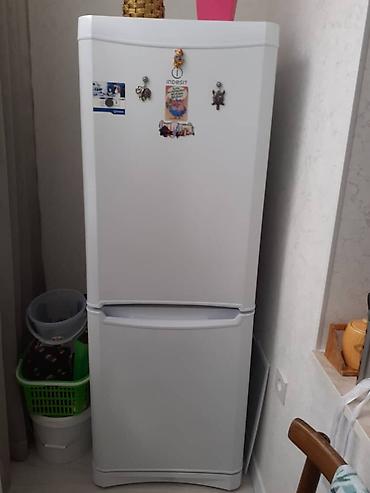 холодильник ветриный: Холодильник Indesit, Б/у, Двухкамерный — 1