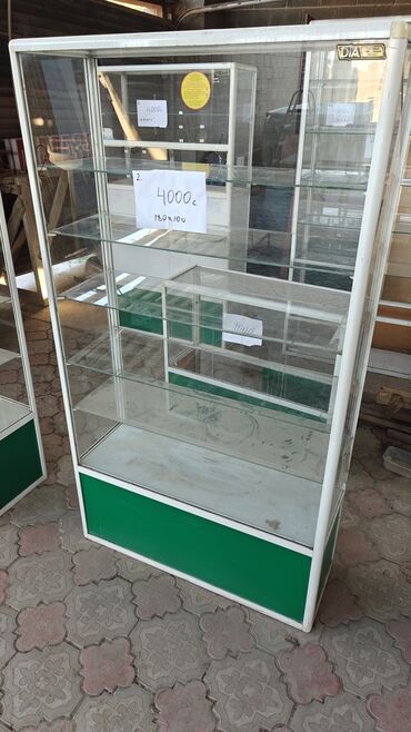 Витрины: Продаются стеклянные/деревянные витринные шкафы б/у в среднем