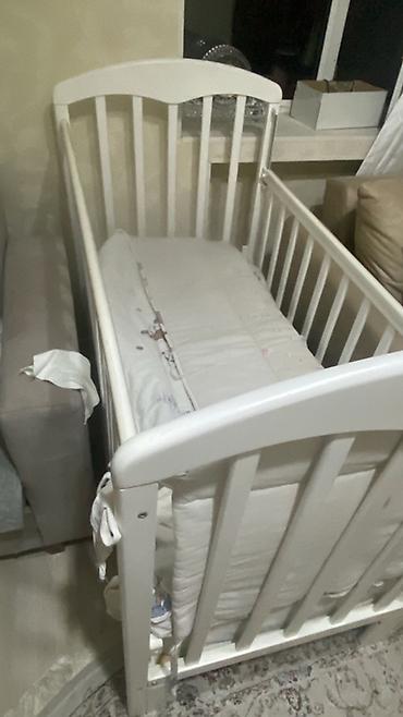 Ağ rəngli taxta uşaq beşiyi - Material: massiv taxta, ağ rəngli boya