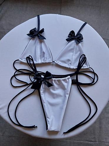 spandex elastin: Beli bikini set sa crnim detaljima – trodelni izgled sa mašnama - — 1