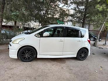 kia 8: Компактный городской минивэн/хэтчбек, правый руль. Белый цвет кузова — 8