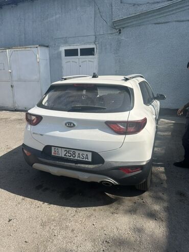 купить передний бампер на мерседес w210 в бишкеке: Белый кроссовер Kia stonic с рейлингами на крыше и черными