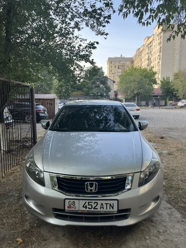 меняю дом на машину: Серебристый седан Honda Accord с характерной для модели решеткой