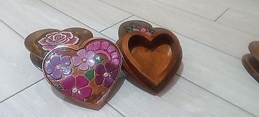 Шкатулки и подставки: Деревянные шкатулки в форме сердца с рельефной ручной росписью. - — 9