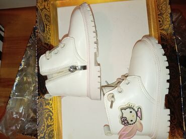 usaq belekleri: Botinka, Qız üçün, 18, Hello Kitty