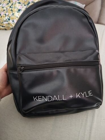 fendi crne: Crni ranac sa natpisom "Kendall + Kyle"