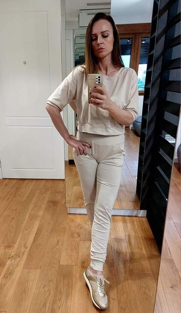 Kompleti: Poslednji komadi. Cena 2100 din Trenerke pamuk sa — 2