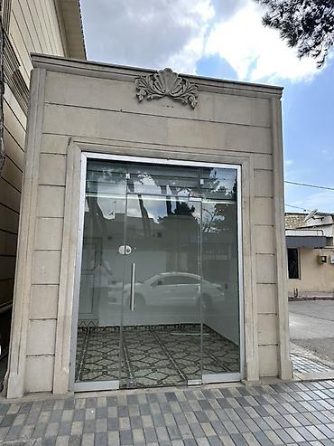 Paket kupçalıdır,Mərkəzi yolda,avtobus dayanacağının önündə