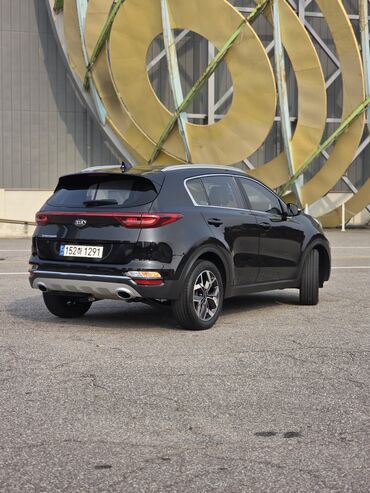 Другие детали кузова: Кроссовер (черный) — 5‑дверный, просторный багажник и салон. Основные — 14