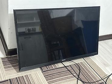кронштейн настенный для монитора: Телевизор Hisense, диагональ около 32" (визуально). - ЖК‑панель — 1
