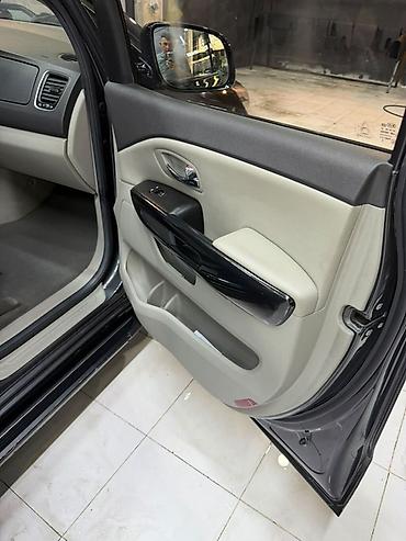 Kia: Kia Carnival minivan - Kuzov: qrafit-boz rəng, xrom ön barmaqlıq və — 17