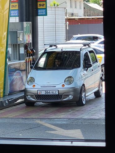 ижара машине: Компактный хэтчбек Daewoo Matiz с белым кузовом и серыми бамперами