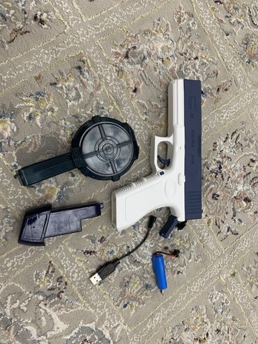 машинки для детей с пультом управления: Электрический водяной пистолет Glock 18 в бело-синем цвете. В