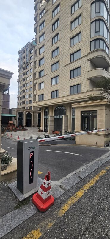 Kommersiya daşınmaz əmlakının satışı: Xüsusiyyətlər: - Kompleksin əsas girişinə yaxın, vitrinalı ön fasad və — 1