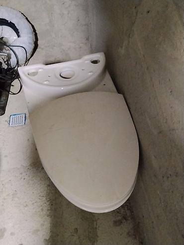 su durbası: Ağ rəngli keramik tualet qabı (WC) – üst qapaqla birlikdə. - Universal — 1