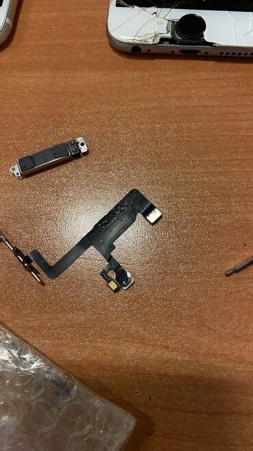 Digər ehtiyat hissələri: İPhone 6 telefonları üçün ehtiyat hissələri dəsti. Dəstdə İphone 6 — 3