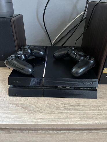 PS4 (Sony Playstation 4): Ps-4 na prodaju uz njega cetri igrice i dva džojstika