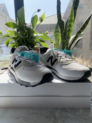 обувь женская большие размеры: Эркектердин кроссовкасы, 42, New Balance, Жаңы, түсү - Ак, Өзү алып кетүү